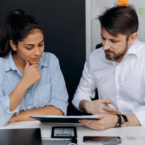 adopcion-tecnologia-equipos-trabajo Equipo de trabajo colaborando en la adopción de nuevas tecnologías durante un proceso de transformación digital.